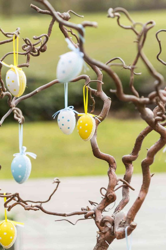 Albero di Pasqua con rami e decorazioni originali