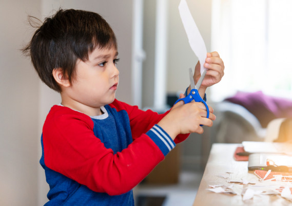 Bambini e forbici: imparare a usare gli oggetti taglienti - Uppa
