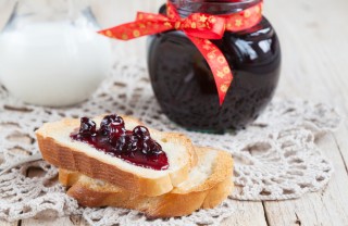 marmellata di ciliegie fatta in casa