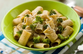 pasta mezzemaniche broccoli natale pangrattato aglio olio