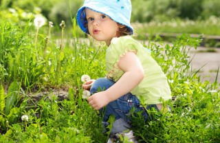 bambina in mezzo al verde