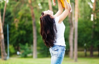 mamma e bambino al parco