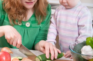 mamma e bambino in cucina