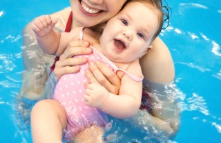 mamma e neonato in piscina