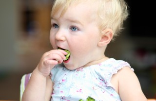 bambina e broccoli