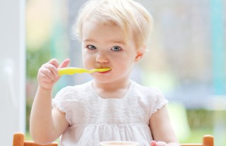 bambina che mangia da sola