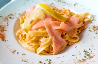 tagliatelle pasta salmone affumicato vodka cipolla panna