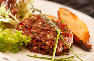 tartare erbe peperone menta cipollotto manzo