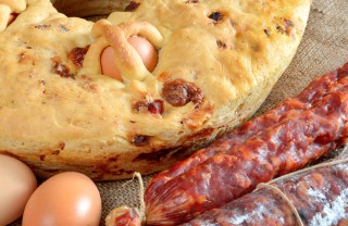 casatiello pane focaccia slaame provolone uova pasqua napoli