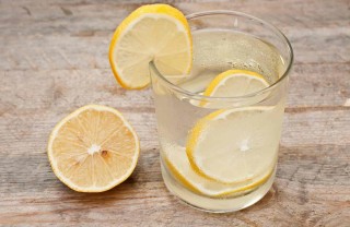 Bere acqua calda e limone al mattino fa bene?