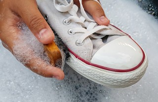 come pulire scarpe bianche