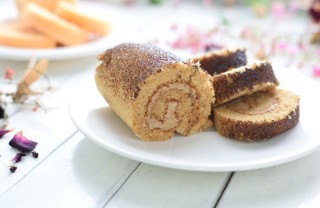 Rotolo alle nocciole con crema al caffè