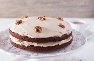 Torta a strati alle noci e caffè con crema al mascarpone