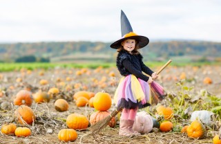 vestito strega bambina fai da te, costumi fai da te Halloween