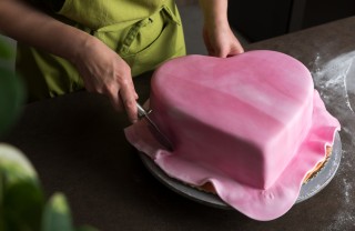 come rivestire torta con pasta di zucchero, torta a forma di cuore, rivestire torta a forma di cuore