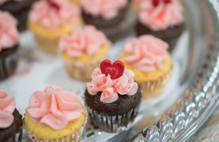 cupcake san valentino decorati panna, cupcake san valentino, cupcake panna