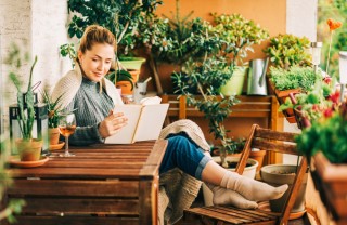 Leggere sul balcone