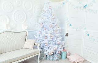 come decorare albero natale bianco, come decorare albero natale, decorazioni albero natale bianco