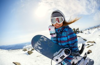 Donna con snowboard
