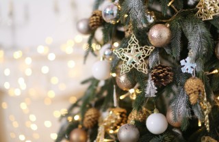 albero di Natale, bianco e oro, addobbi