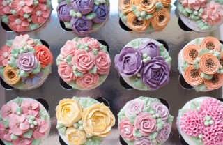 cupcake decorati con fiori crema, cupcake decorati fiori