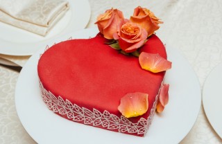torte a forma di cuore decorate con fiori freschi, torte a forma di cuore