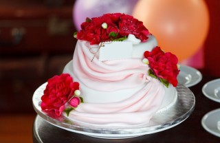 torte decorate con rose rosse pasta di zucchero, torte decorate pasta di zucchero, torte rose