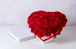 scatola a forma di cuore con rose fai da te, scatola con rose fai da te