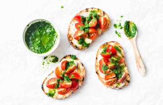 bruschetta con pesto, mozzarella e pomodoro