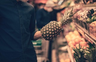 ananas nel carrello della spesa