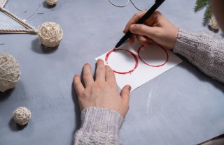 palline di natale con materiale da riciclo, palline di natale tappi, tappi natale