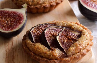 Crostata con marmellata di fichi, mele e noci