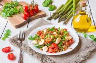 L'insalata di farro estiva con verdure con tutti i passaggi per prepararla