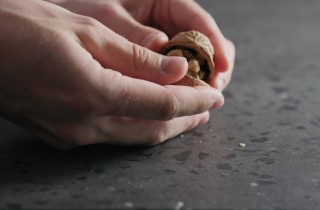 Come togliere il nero delle noci dalle mani: 5 rimedi casalinghi
