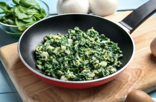 Come fare gli spinaci in padella con burro e parmigiano