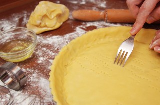 Cottura alla cieca: a cosa serve e come si fa per crostate e torte perfette