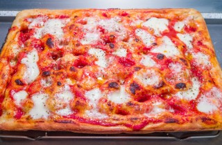 La ricetta della pizza in teglia da provare subito