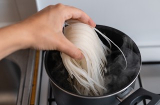 Come cuocere correttamente gli spaghetti di riso