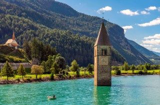 Lago di Resia: la storia del campanile in acqua