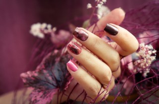 Che cos'è il Blooming gel, il nuovo trend Tik Tok per le unghie