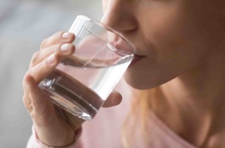 Bere acqua appena svegli fa bene o fa male?