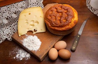 Come si prepara la pizza di Pasqua al formaggio