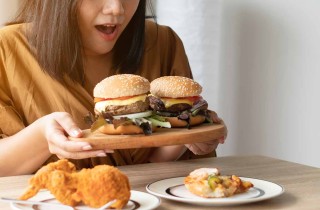 Binge eating disorder, cos'è il disturbo da alimentazione incontrollata