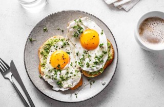 6 accessori utili per cuocere le uova (senza sporcare)