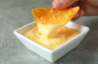 Come preparare i nachos con formaggio per l'aperitivo