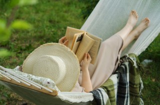 Angolo di lettura all'aperto: 7 cose che non possono mancare