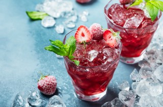 Sangria fragole e menta, il cocktail dell'estate