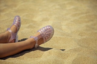 Le jelly shoes vanno di moda nell'estate 2024?