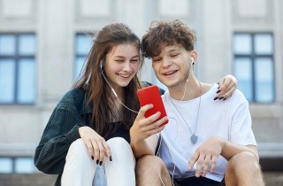 Relazioni lunghe che iniziano da adolescenti: perché sono limitanti?