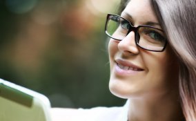 donna occhiali trucco make up miopia astigmatismo sopracciglia contorno ombretto